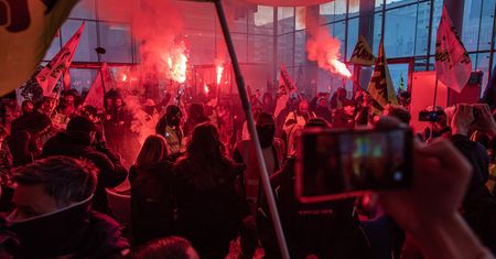 Wrze w Paryżu. Protestujący wdarli się do Euronext