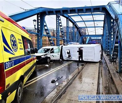Wrocław. Przewrócony bus zablokował Most Sikorskiego. Spore problemy w centrum