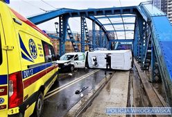 Wrocław. Przewrócony bus zablokował Most Sikorskiego. Spore problemy w centrum