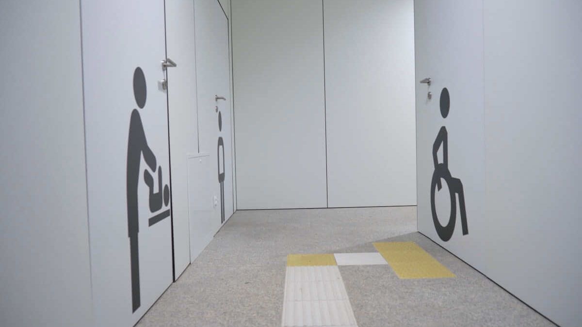 Toalety na parterze dostosowane do osób z niepełnosprawnościami