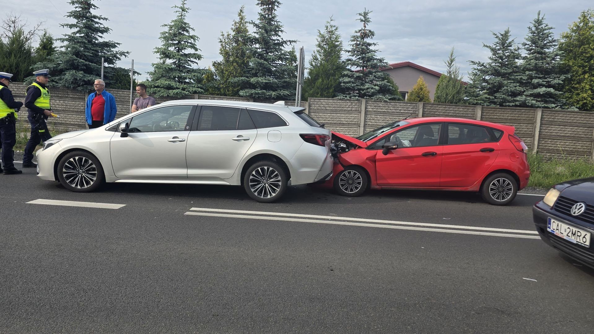 Kolizja w Stawkach. Zderzyły się dwa pojazdy toyota i ford