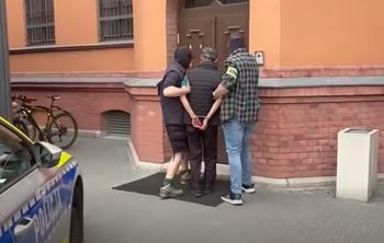 Zniszczył ponad 200 samochodów. 60-latek rysował na nich karabiny i krzyże