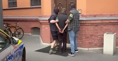 Zniszczył ponad 200 samochodów. 60-latek rysował na nich karabiny i krzyże