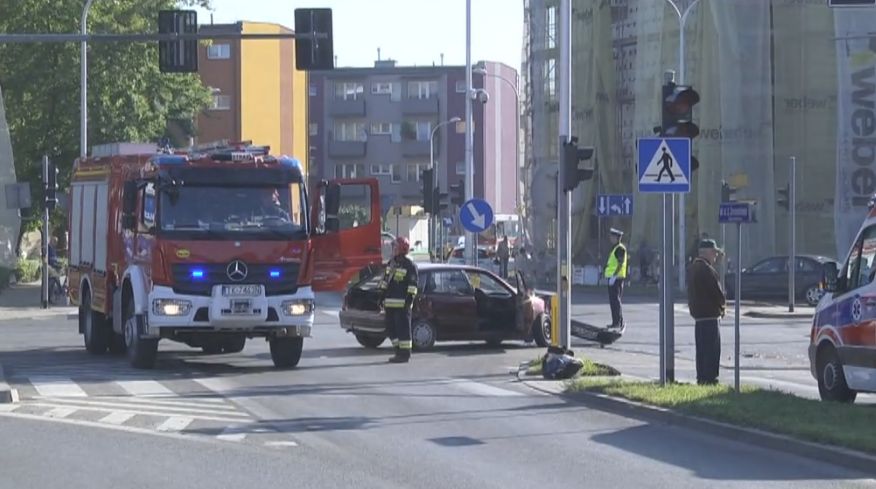 Kolizja drogowa na skrzyżowaniu ulic: Waryńskiego, Sienkiewicza i Żeromskiego