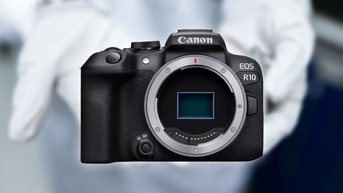 Wbudowana lampa błyskowa w Canonie EOS R10 strzela, gdy się jej używa.