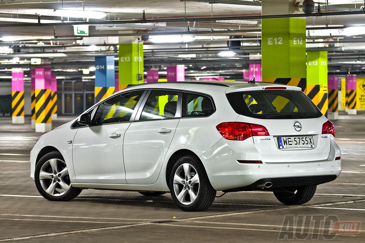 Opel Astra ST (fot. Marcin Pogorzelski)