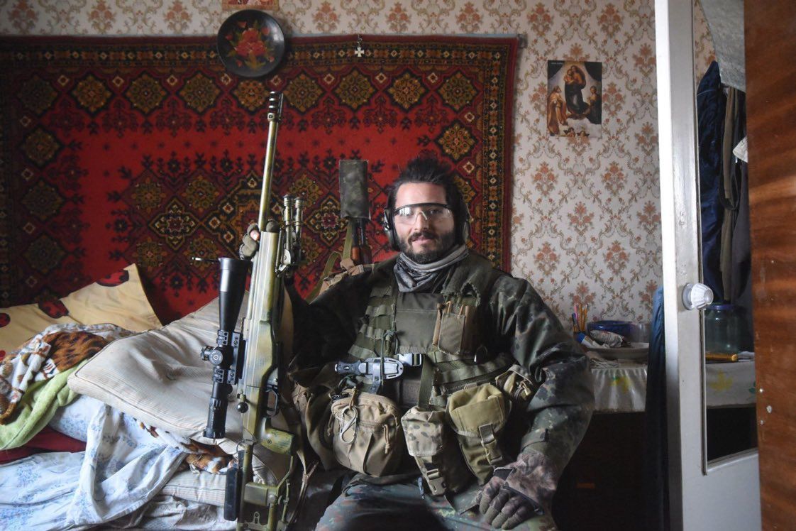 Wojna w Ukrainie. Najlepszy snajper świata wciąż działa - "Wali" ze swoim karabinem SAKO TRG-42.