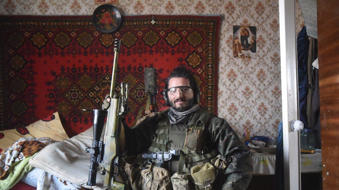 "Wali" ze swoim karabinem SAKO TRG-42.