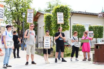 Kielce: Pokojowy protest przeciwko antyimigracyjnemu marszowi. Przyszli, by wyrazić sprzeciw wobec rasizmu i ksenofobii