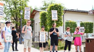 Kielce: Pokojowy protest przeciwko antyimigracyjnemu marszowi. Przyszli, by wyrazić sprzeciw wobec rasizmu i ksenofobii
