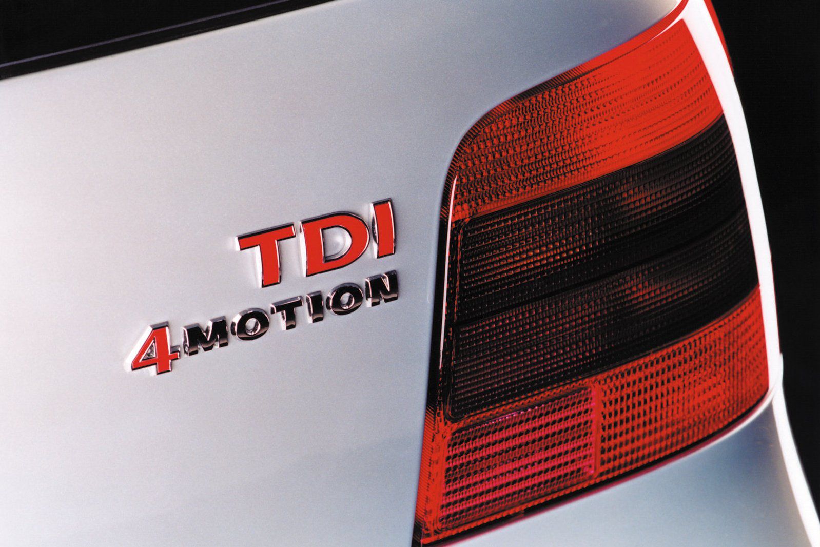 Czerwone TDI oraz napis 4MOTION oznaczają golfa z napędem na cztery koła i mocą 150 KM, którą łatwo podnieść o kolejne 50.