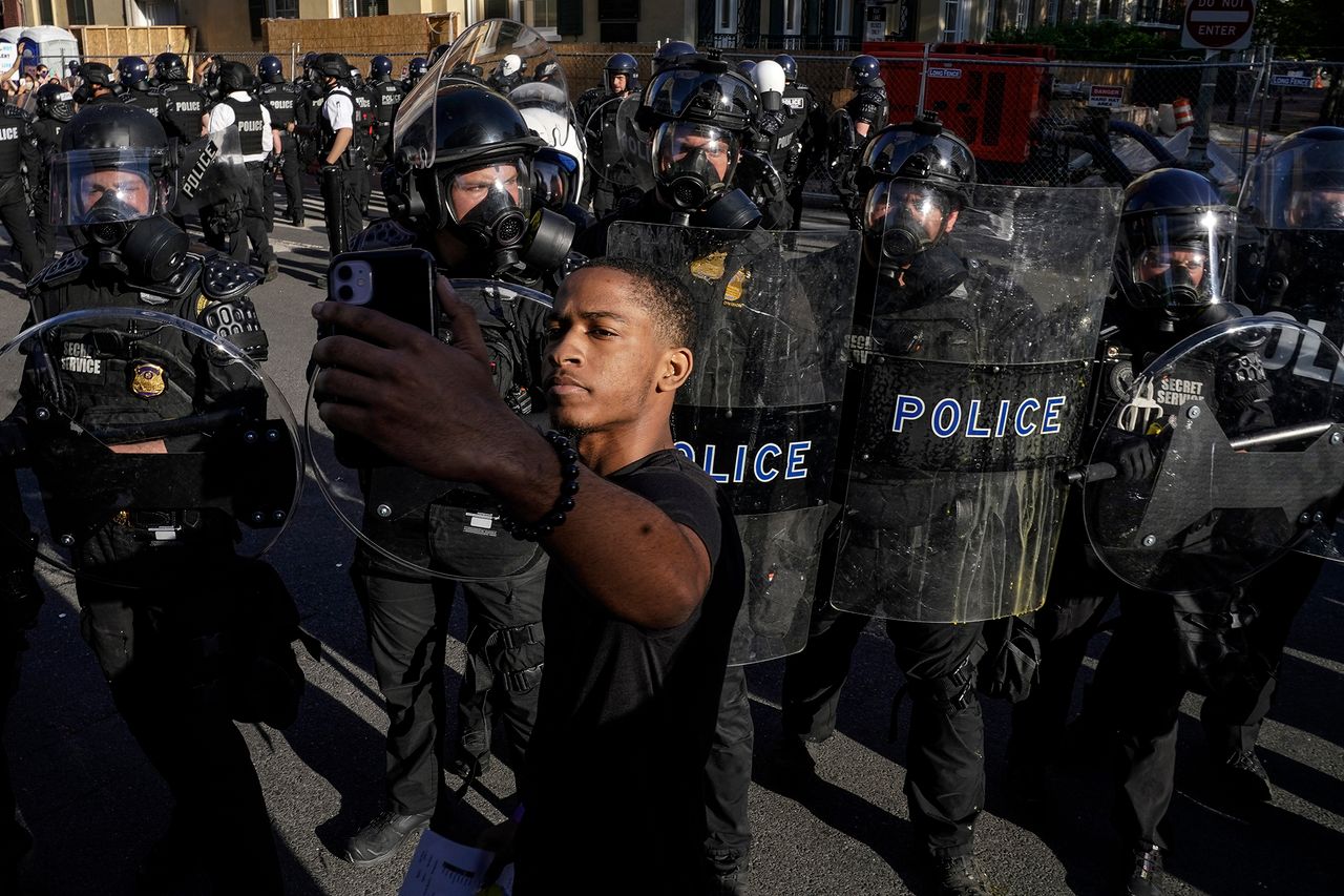 Waszyngton. Jeden z protestujących robi selfie z policją.