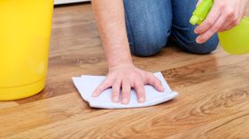 Co zrobić, by panele błyszczały jak nowe po myciu? Prosty trik (WIDEO)