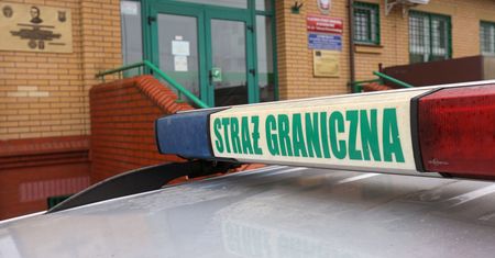 Tłum forsował granicę. SG odparła atak