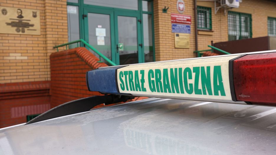 Studziałowo (woj. podlaskie), 24.11.2021. Samochód przed Placówką Straży Granicznej w Szudziałowie na Podlasiu gdzie, 24 bm. odbyła się konferencja prasowa przedstawicieli służb zaangażowanych bezpośrednio w ochronę granicy. (aldg) PAP/Artur Reszko