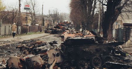 Słynne zdjęcie z Buczy. Zobacz dokładnie to miejsce 3 tygodnie później