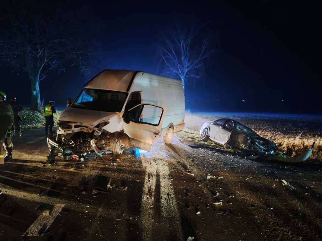 Długołęka: Zderzenie busa z osobówką. Policjanci wyjaśniają okoliczności