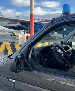 Agresywny pasażer na pokładzie samolotu. Wyprowadzili go w kajdankach