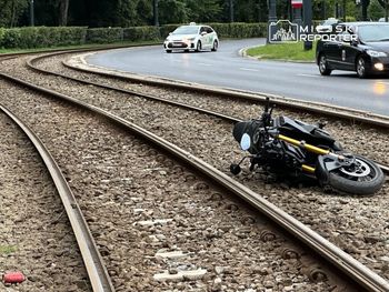 Warszawa: Wypadek przy Ogrodzie Saskim. Nie opanował motocykla na łuku