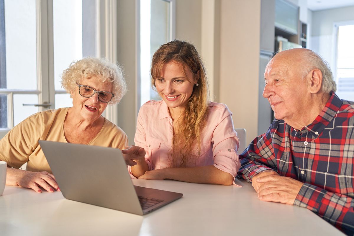 W internecie czyha dużo niebezpieczeństw dla seniorów.