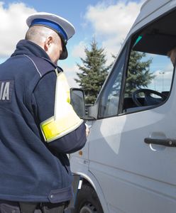 Pijany wiózł dziecko, wpadł. Po syna przyjechała matka, również pijana