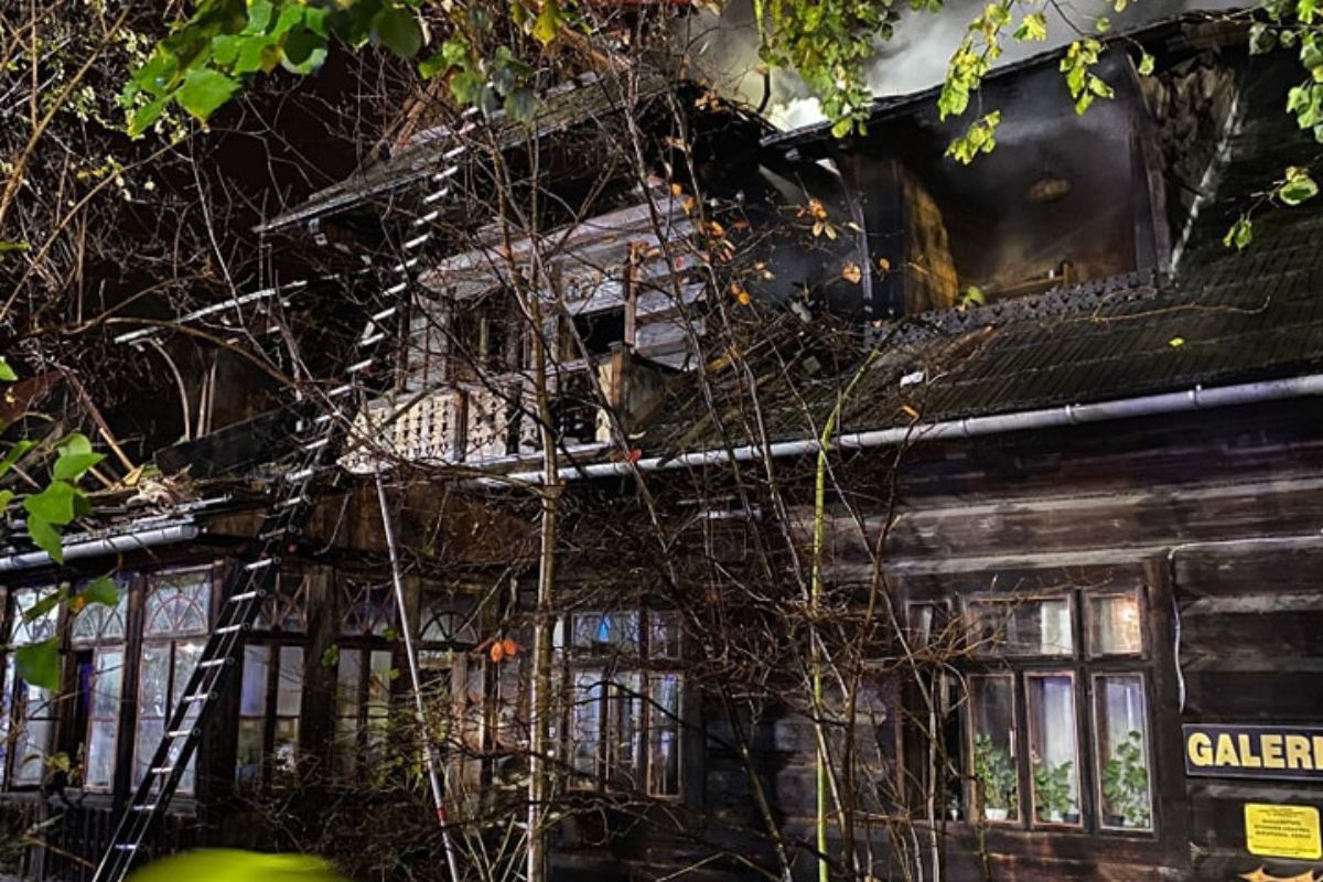 Podpalił zabytek w Zakopanem. Oglądał pożar z ukrycia. Sąd ogłosił wyrok