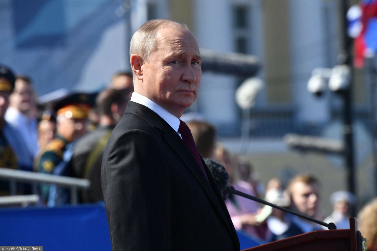 Prezydent Rosji Władimir Putin podczas parady z okazji Dnia Marynarki Wojennej w Sankt Petersburgu