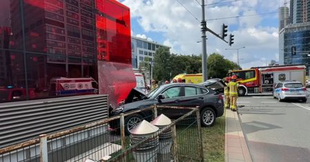 Wypadek z udziałem policyjnego radiowozu w Warszawie. Trzy osoby ranne