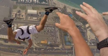 Niesamowite skoki spadochronowe w Dubaju. Kto powiedział, że potrzebny jest samolot?