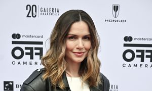 Tylko spójrzcie na jej spodnie. Ten wzór będzie hitem tego lata