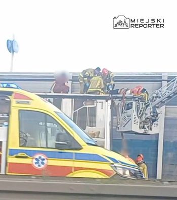 Warszawa: Mężczyzna skoczył z kratownicy na dach ciężarówki jadącej trasą S8