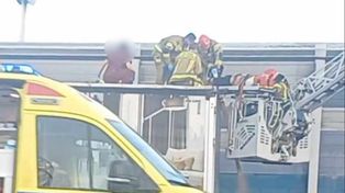 Warszawa: Mężczyzna skoczył z kratownicy na dach ciężarówki jadącej trasą S8