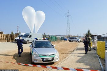 Balony z tajemniczym ładunkiem. Policja w akcji