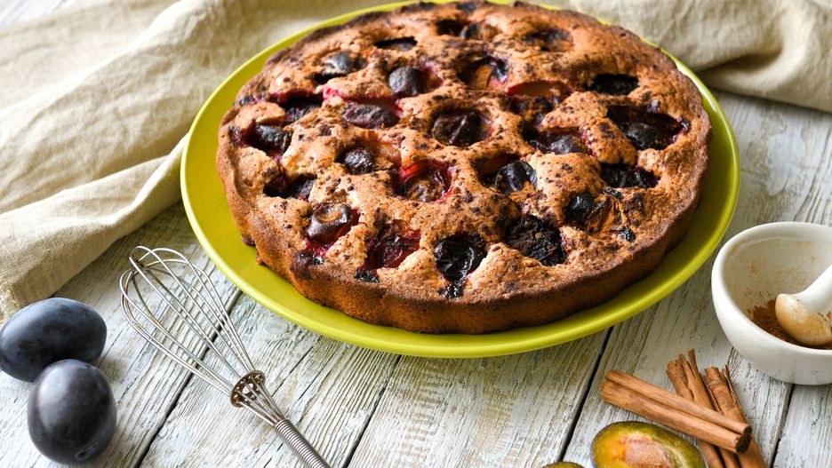 food, dessert, cake, torte, tart, pie, plum, fruit, homemade, baked, cinnamon, bakery, american, traditional, table, summer, autumn, meal, sweet, pastry, tasty, gourmet, wooden, rustic, breakfast, fresh, delicious, snack