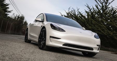 Rozbił się, bo jego Tesla miała sama przyspieszać. Sąd uznał, że kłamie