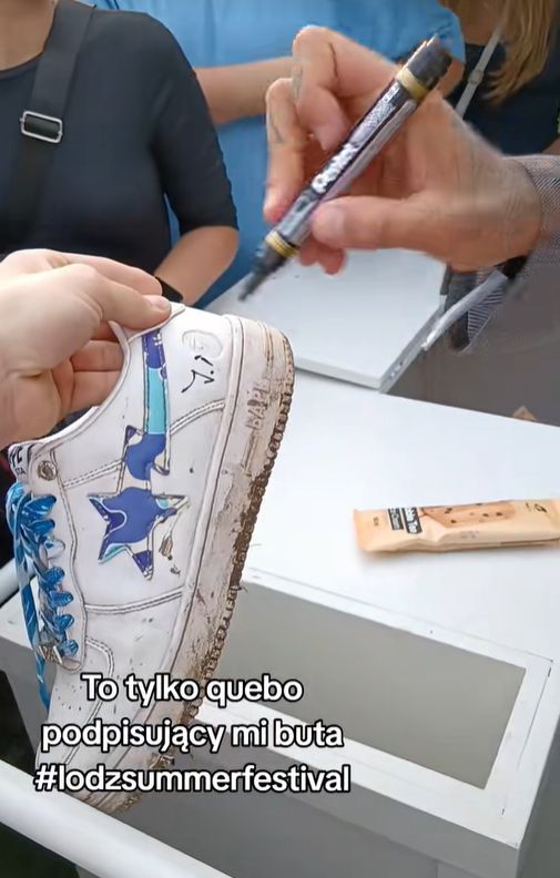 Quebo podpisuje but fana