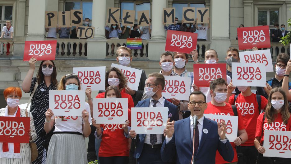 Niezręczny napis podczas wizyty Mateusza Morawieckiego w Poznaniu. "PiS to kłamcy"