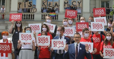 Niezręczny napis podczas wizyty Mateusza Morawieckiego w Poznaniu. "PiS to kłamcy"