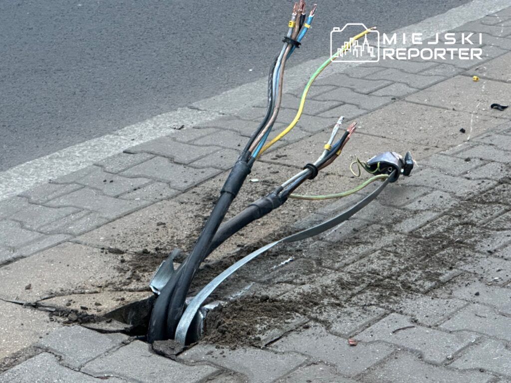 Fot. Miejski Reporter. Kierujący lexusem wjechał w latarnię