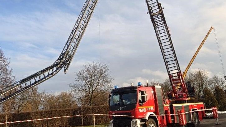 Zdjęcie uszkodzonej drabiny firmy Rosenbauer podczas testów przeprowadzonych w Inowrocławiu