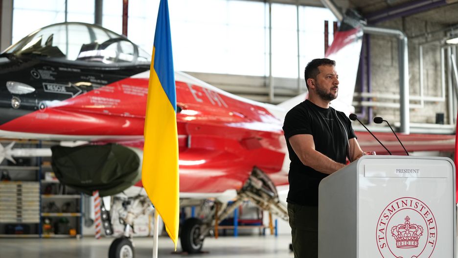 Wołodymyr Zełenski na tle F-16 w Danii