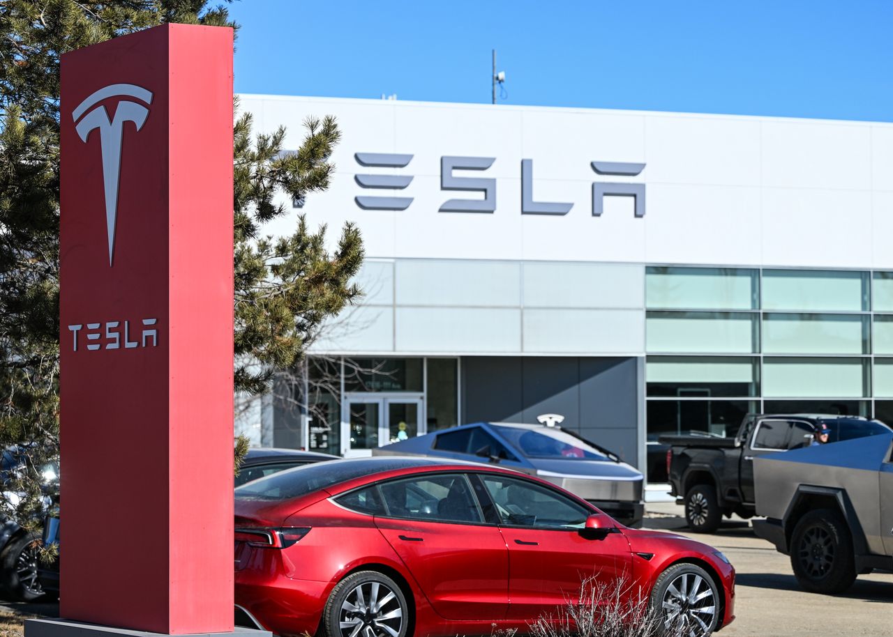 Tesla wzywa 20 tys. aut do serwisu. Bo świecą zbyt jasno