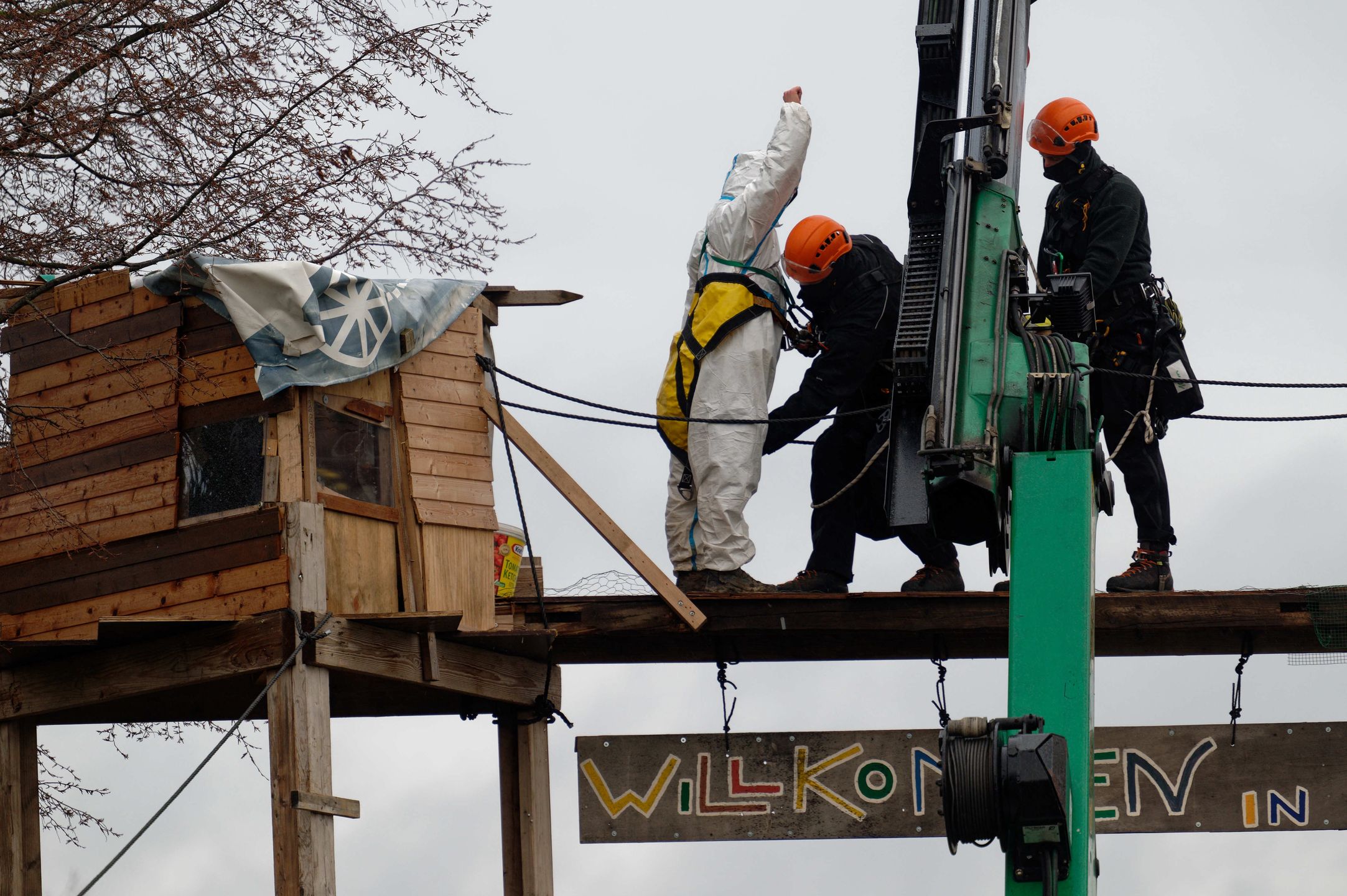 Activists block road to Luetzerath village set to be demolished
02 January 2023, North Rhine-Westphalia, Luetzerath: Police officers prepare an activist for abseiling from a barrier. German climate activists positioned themselves on Monday behind a burning barricade to stop construction workers reaching a village earmarked for demolition for mining works. Photo: Henning Kaiser/dpa 
Dostawca: PAP/DPA.
Henning Kaiser