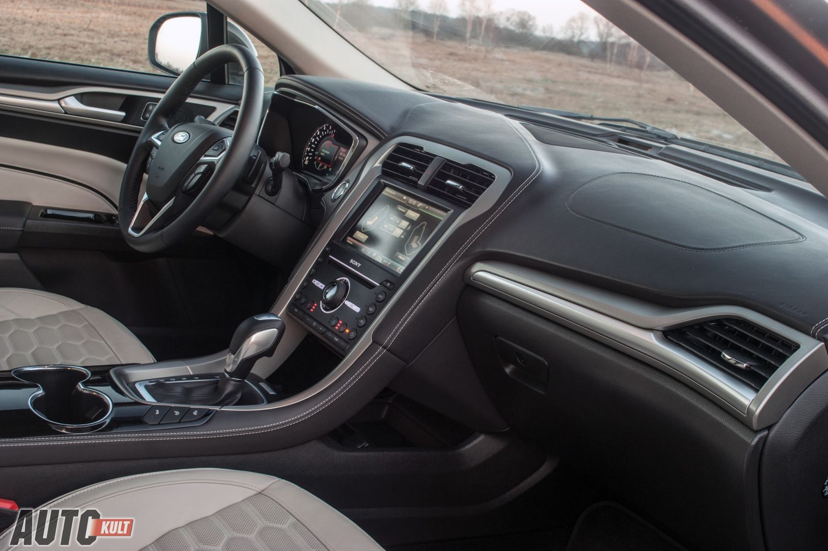 Wnętrze Mondeo w wersji Vignale różni się kilkoma detalami i bogatszym wyposażeniem.