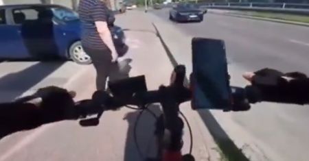 Zabarykadowała ścieżkę rowerową. "Bo córka musi wyjechać"