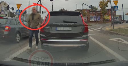 Niebezpieczna sytuacja w Bydgoszczy. Nagle wyszedł z auta