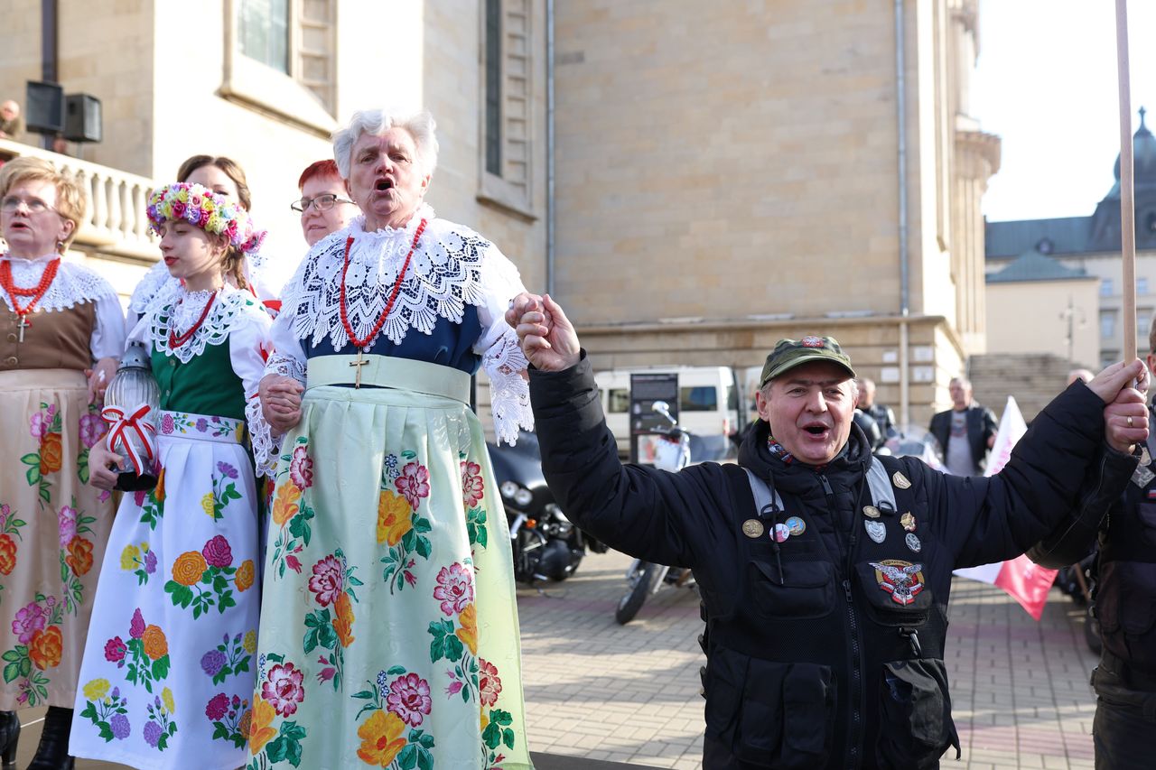 Katowice, 18.03.2023. Uczestnicy marszu w obronie dobrego imienia św. Jana Pawła II