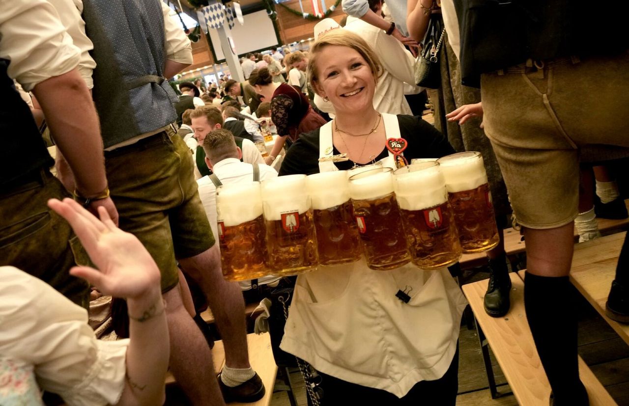 Pracowała na Oktoberfest. Udźwignęła 17 litrów piwa