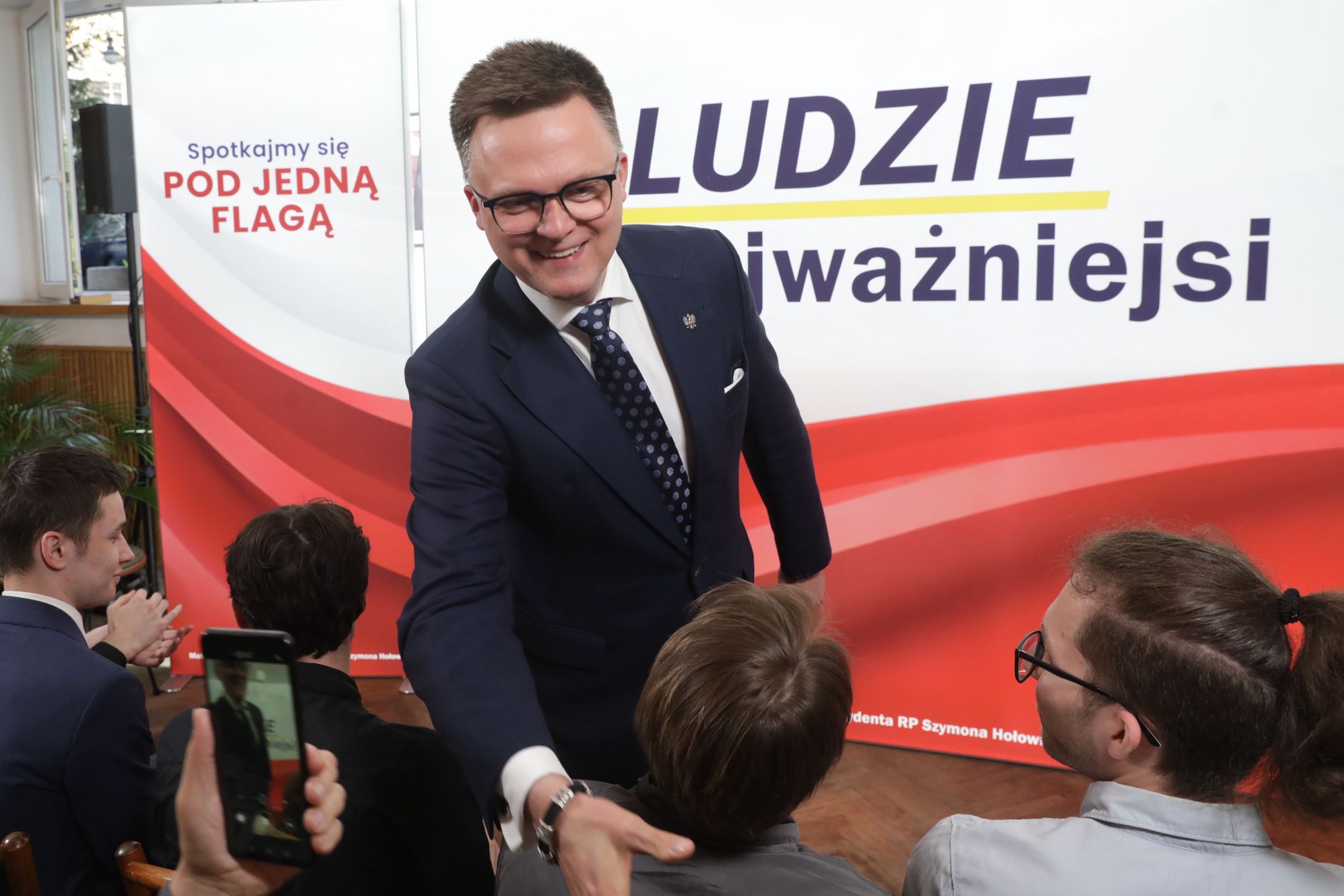 Szymon Ho�ownia
Warszawa, 23.04.2025. Wybory Prezydenta RP 2025 - kampania. Kandydat Trzeciej Drogi w zbli�aj�cych si� wyborach na fotel prezydenta RP, marsza�ek Sejmu Szymon Ho�ownia na spotkaniu z wyborcami w kawiarni "Czytelnik" w Warszawie, 23 bm. (aldg) PAP/Tomasz Gzell
Tomasz Gzell
briefing, kampania, polityk, polityka, prasowy, prezydencka, prezydenta rp, spotkanie spotkania, w czytelniku, wybory, z wyborcami