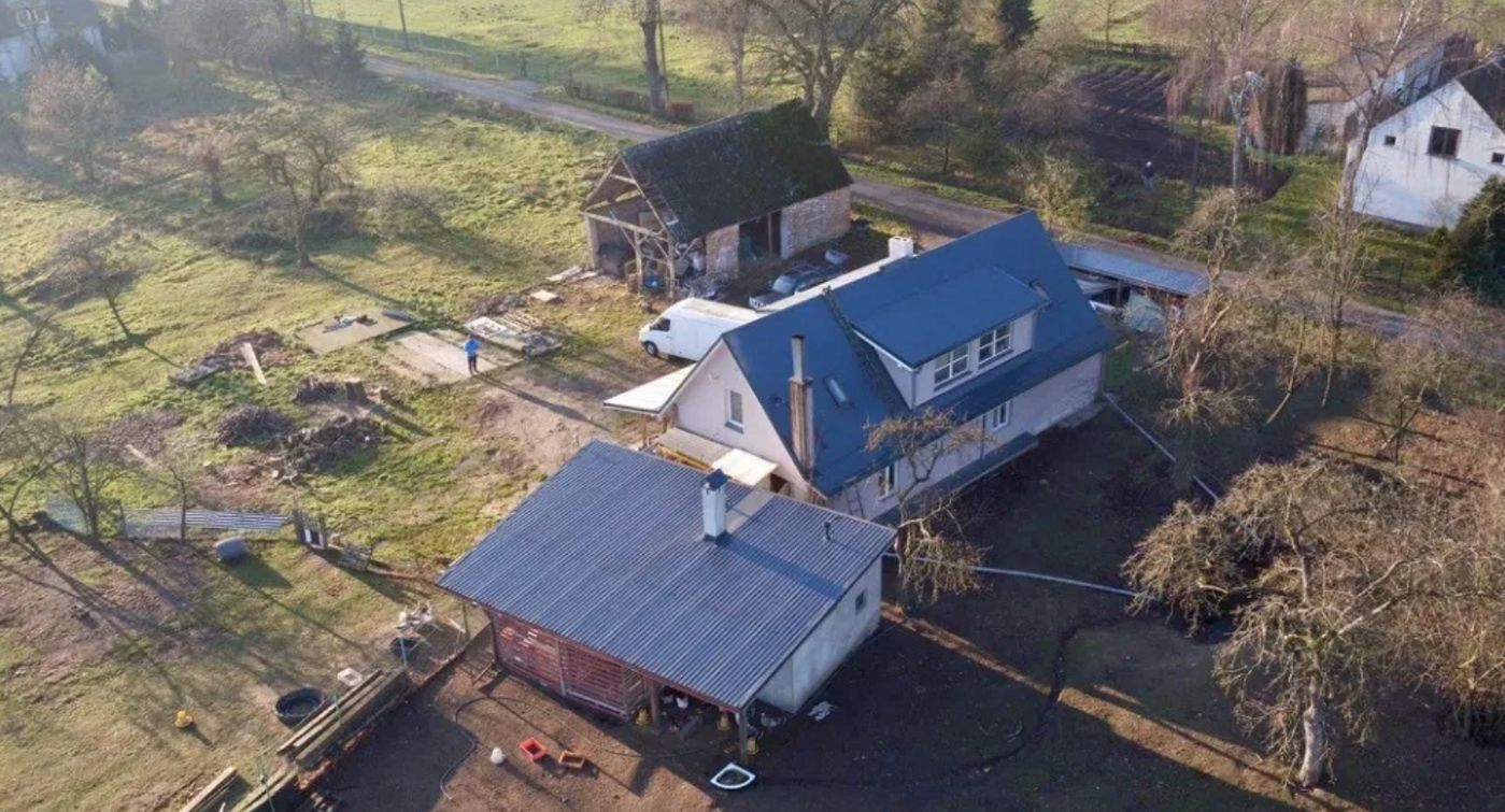 Dom znajduje się na wsi w Pomorzu Zachodnim.